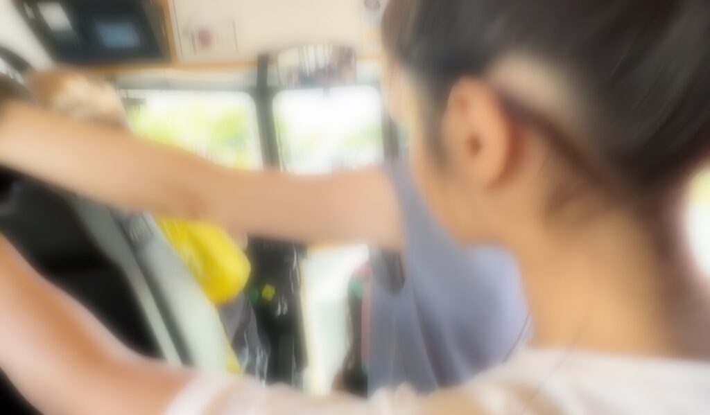 実際にHiBusに乗車している様子。
乗車時にJALOALOカード（紙・デジタル）を係員に提示します。