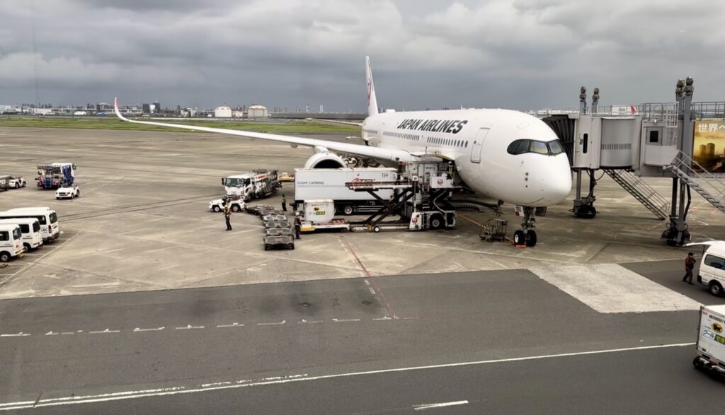 子連れ ハワイ旅行 出発 空港 長時間フライト前の様子