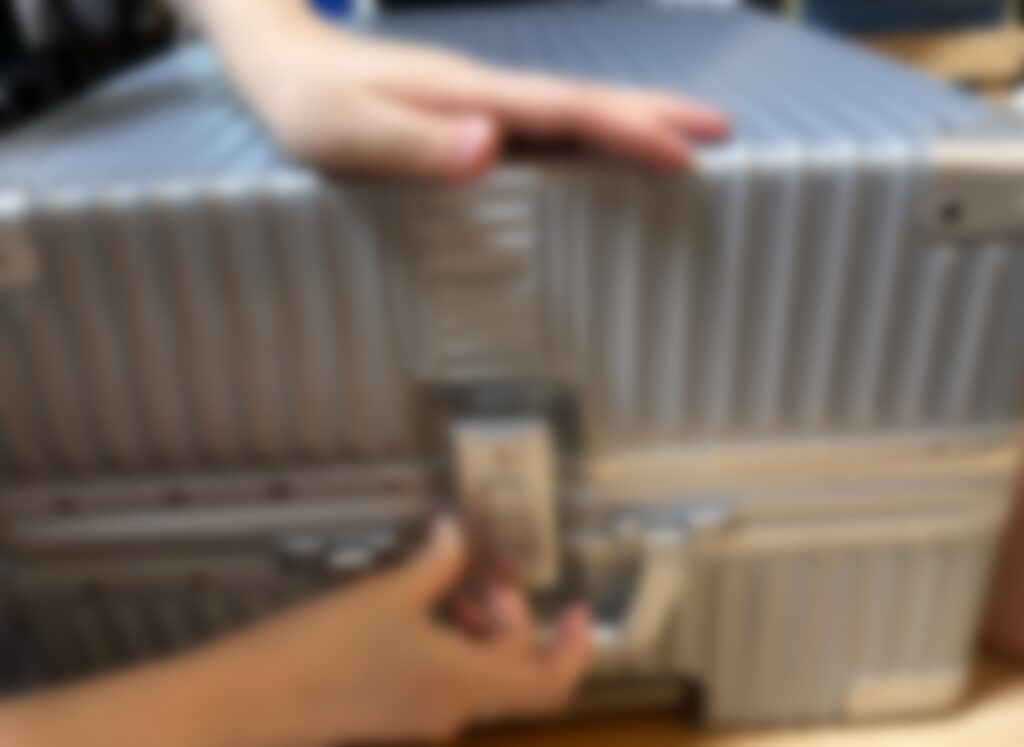 子連れ旅行の出発前にスーツケースを準備している様子