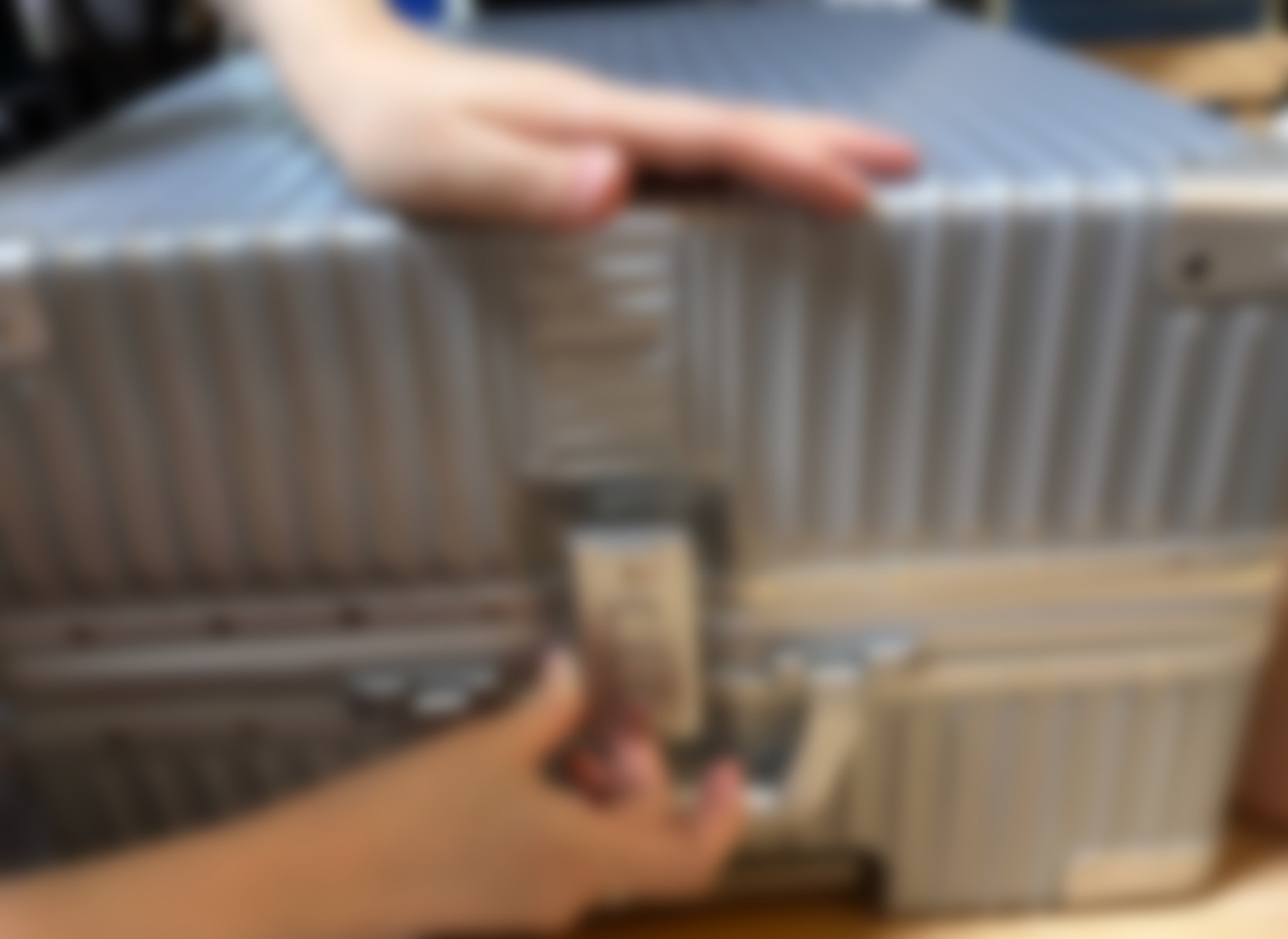 子連れ旅行の出発前にスーツケースを準備している様子