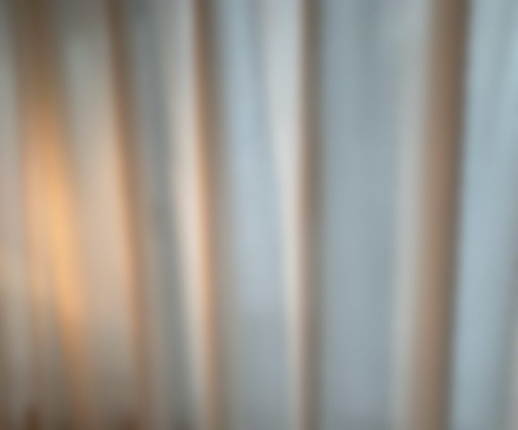 旅行がない週の、静かな家庭の日常を感じる室内の光