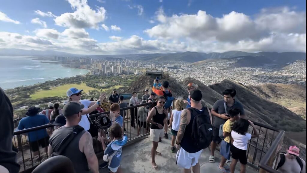 ダイアモンドへっど頂上からの景色と観光客の様子