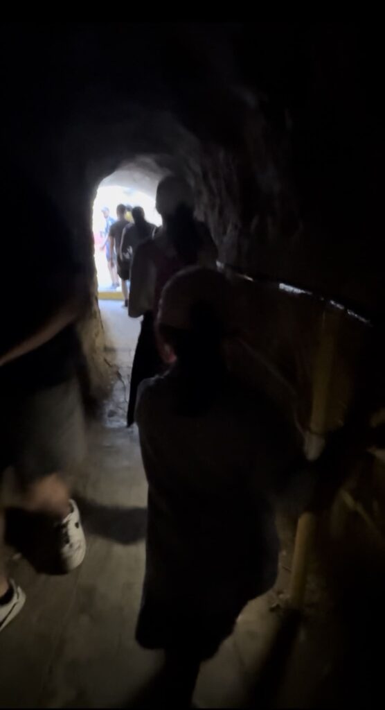 ダイアモンドヘッド登山の洞窟のようなトンネル