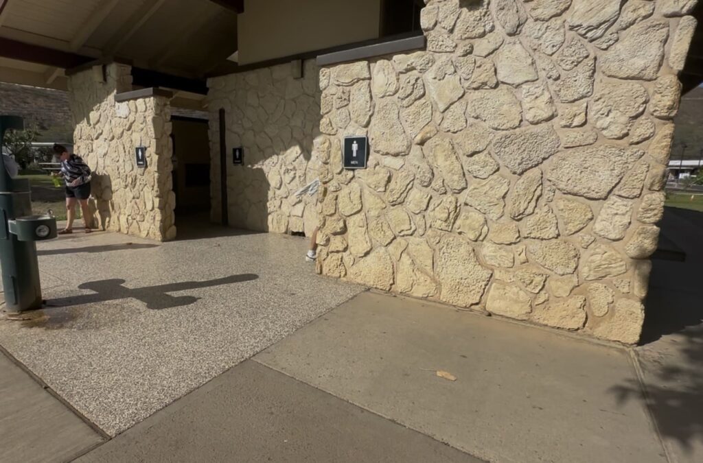 ダイアモンドヘッド登山前のトイレの外観