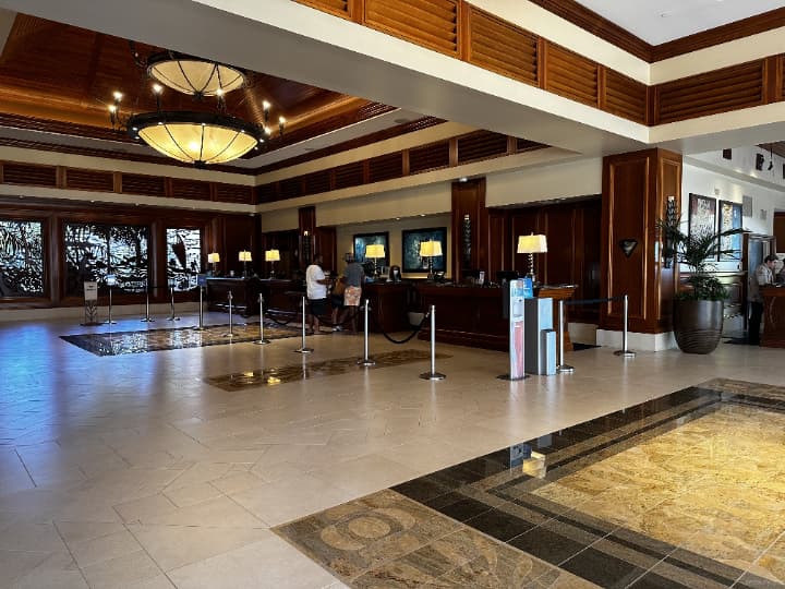 ハワイ ホテル フロントデスク