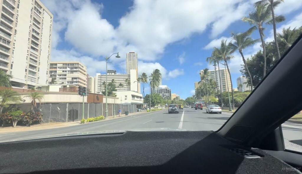 ライドシェアからのハワイ・ワイキキの風景