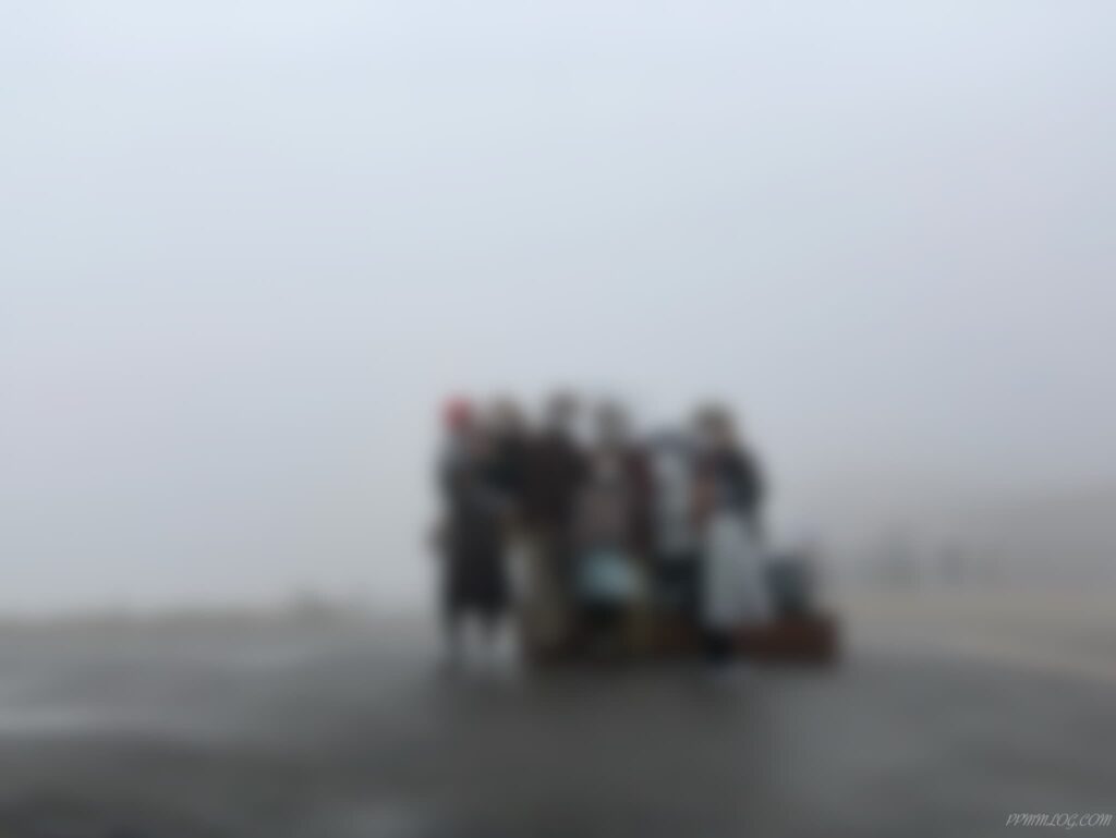 雨の日の大涌谷での三世代旅行集合写真