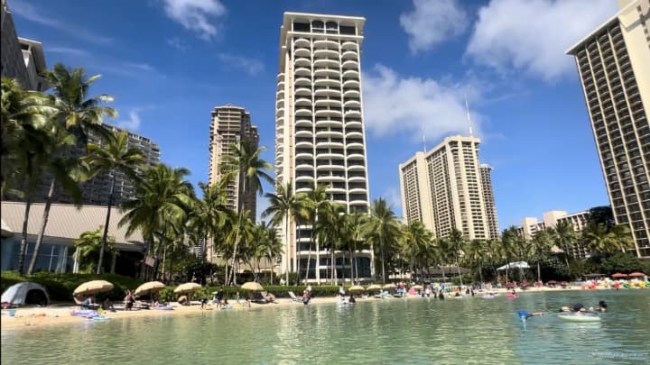 ヒルトンハワイアンヴィレッジのラグーンとタワー
