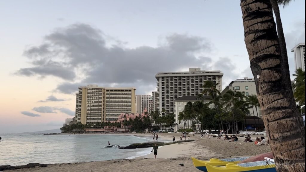 早朝のワイキキビーチの様子